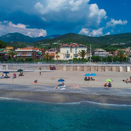 Residence Villa Carmen Fronte Mare A 50 Mt П'єтра-Лігуре Екстер'єр фото