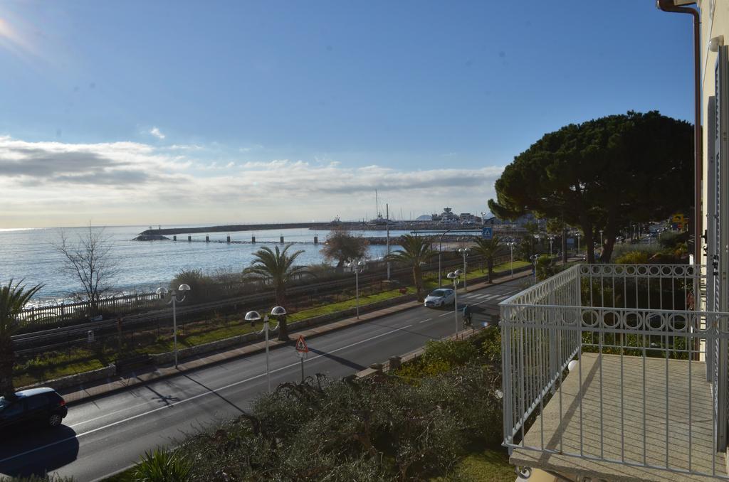 Residence Villa Carmen Fronte Mare A 50 Mt П'єтра-Лігуре Екстер'єр фото