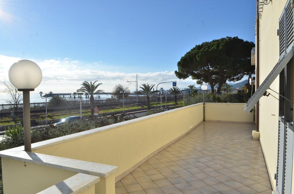 Residence Villa Carmen Fronte Mare A 50 Mt П'єтра-Лігуре Екстер'єр фото