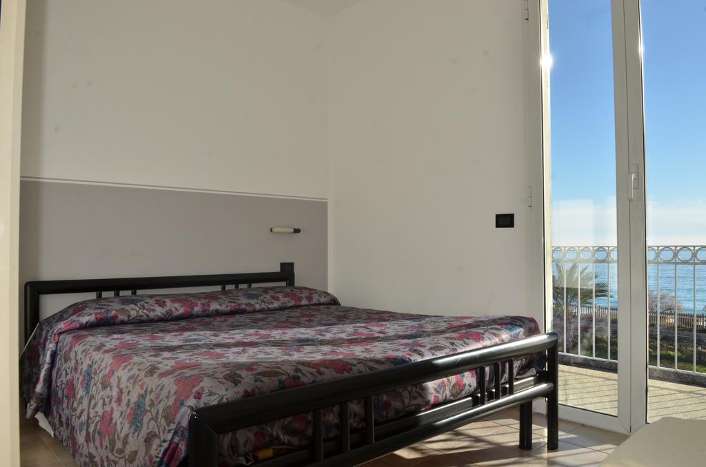 Residence Villa Carmen Fronte Mare A 50 Mt П'єтра-Лігуре Екстер'єр фото