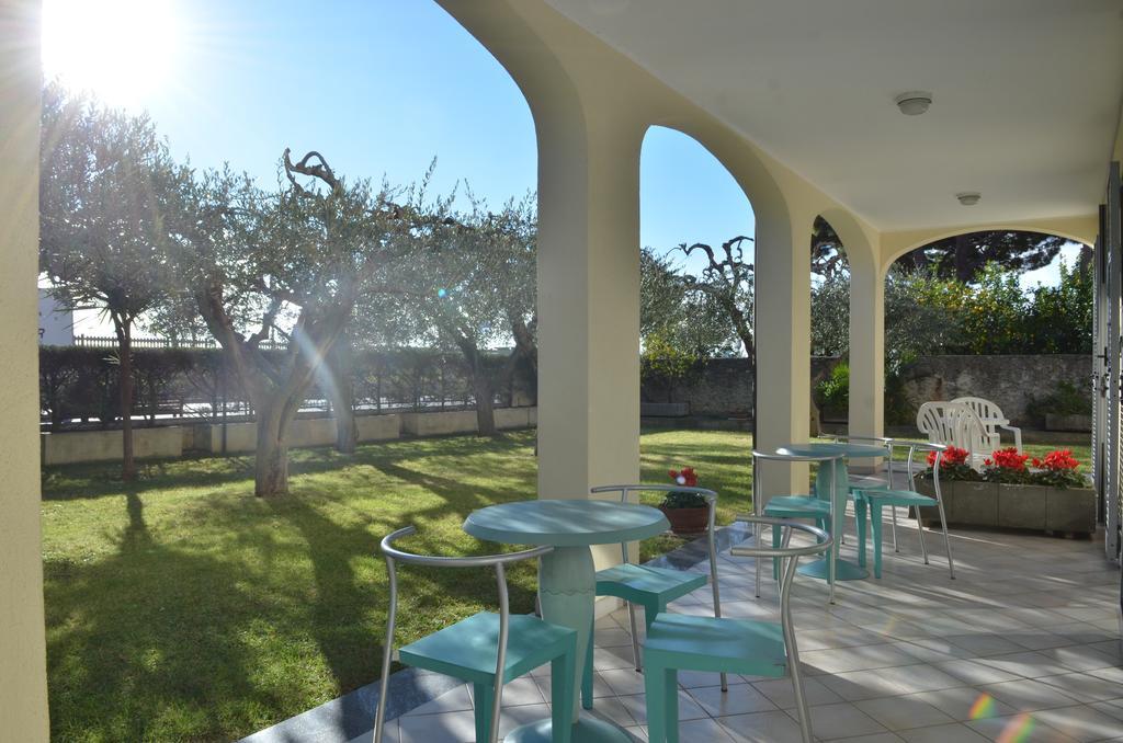 Residence Villa Carmen Fronte Mare A 50 Mt П'єтра-Лігуре Екстер'єр фото